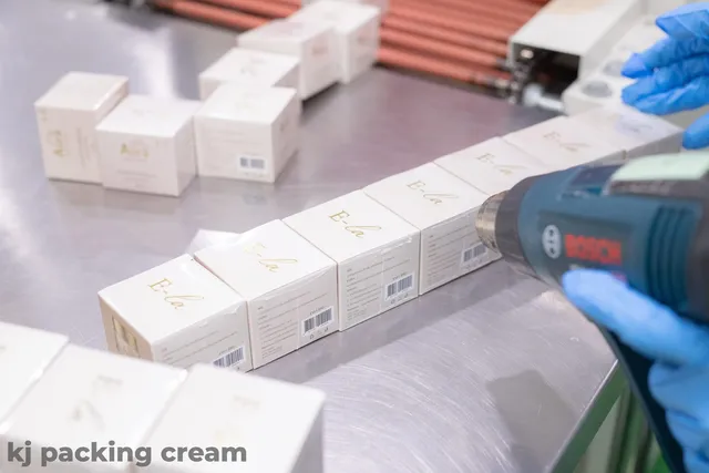หุ้มชริ้งฟิล์มรอบกล่องสินค้า — KJ Packing Cream