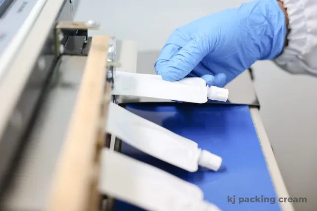 บรรจุเครื่องสำอางลงซองสำหรับสินค้าตัวอย่าง — KJ Packing Cream